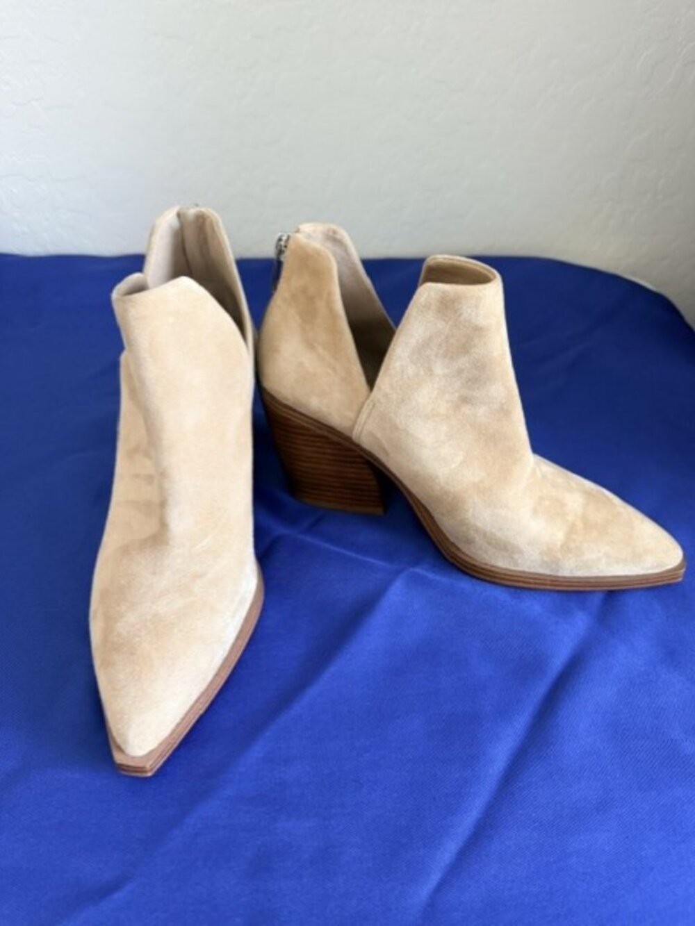 Vince Camuto Gigietta Suede Split-V Ankle Booties in Tan/Beige, Size 8 - Picture 4 of 12